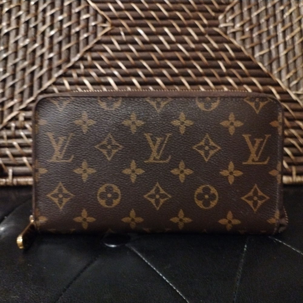 AUTHENTIC Louis Vuitton Monogram Zip Wallet
